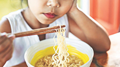 Awas Ini Bahaya Kelebihan Konsumsi Mi Instan pada Anak